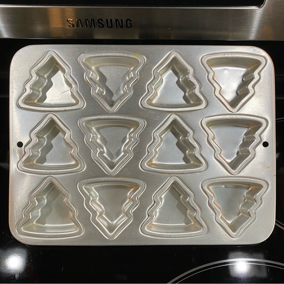 3 PANS: WILTON Petite Christmas Tree & Bite-size Gingerbread Boy & Santa Cake - Picture 3 of 10